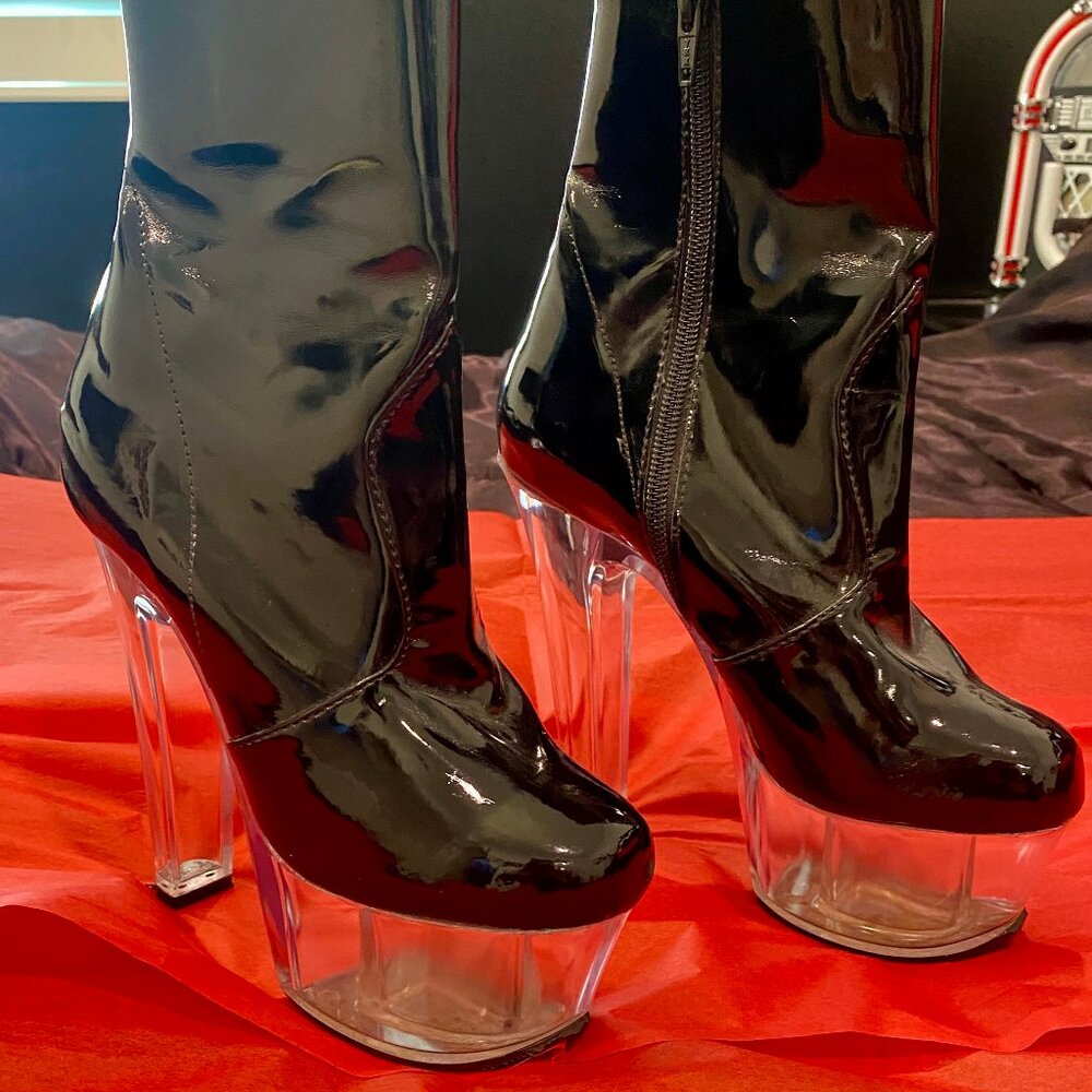 MAYA SHOES OF HOLLYWOOD BLACK PATENT LEATHER CLEAR SOLE PLATFORM BOOTS